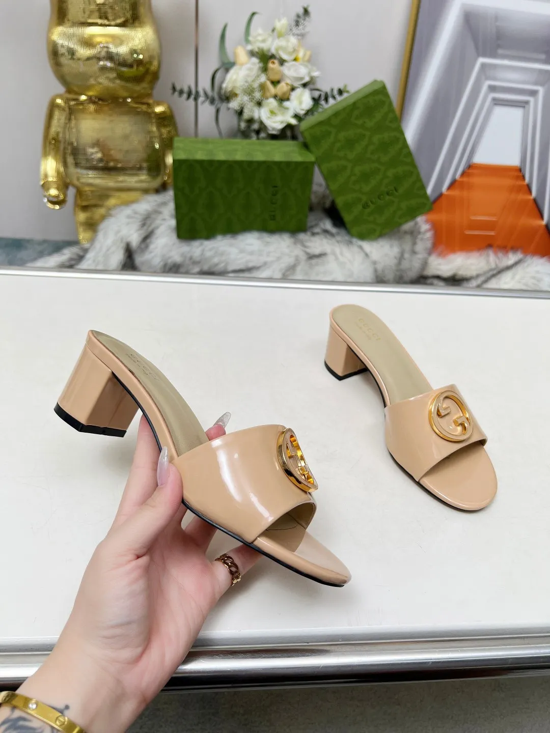 👟👟Ex-factory price 360👟👟 Genuine leather sole +40 Gucci 𝟐𝟎𝟐5 new spring and summer double G buckle round toe medium heel slippers, this G family series of slippers are so beautiful, high-end must buy~ The double G Logo is so beautiful on the feet, a classy style! The buttons have the GUCCI logo. Fabric: Cowhide Lining: Sheepskin lining Sheepskin pad Heel height: 5CM Sole: Italian genuine leather outsole Size: 35-44 [42 43 44 customized]